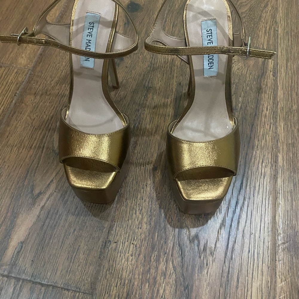 Size 7 Steve Madden worn once  slipper, ready to ship to its rightful owner.